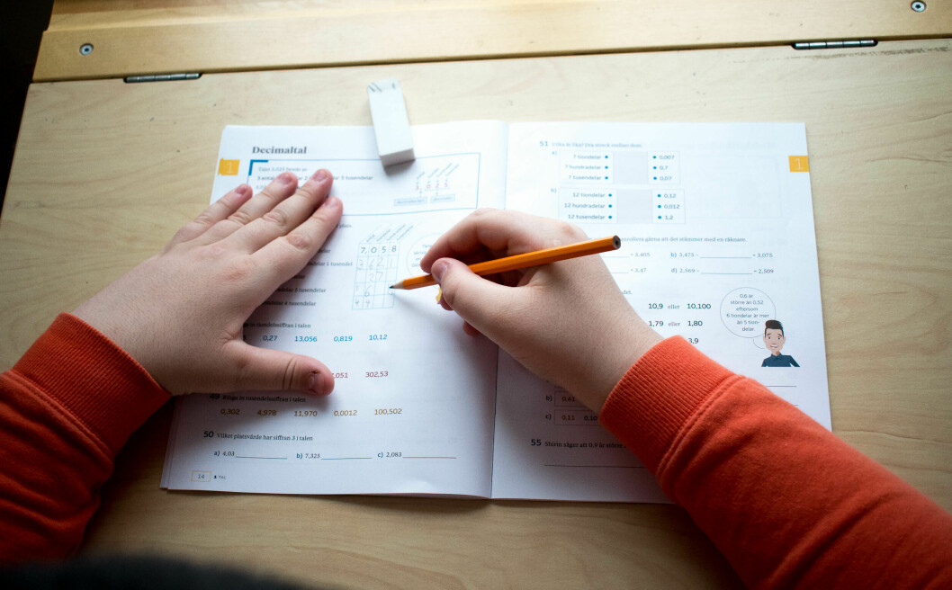 Försök ge beröm för ansträngning och engagemang snarare än resultat på papper – oavsett vilken ålder ditt barn är i. barn som pluggar i skolbok