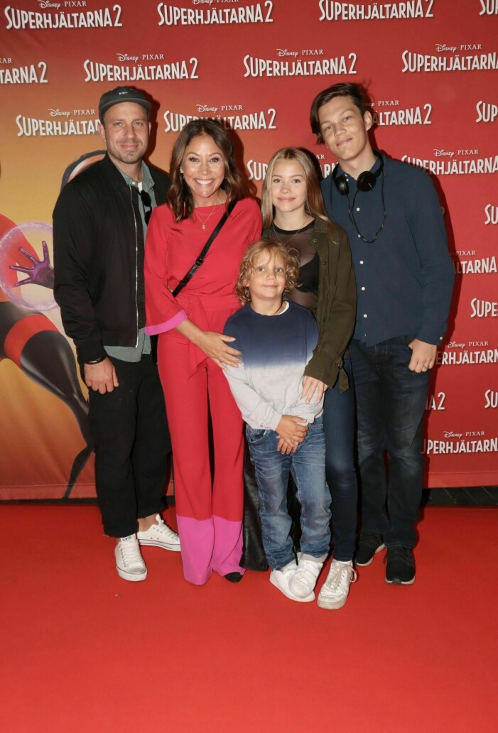 Tilde de Paula med maken Thomas och barnen Zion, Naemi, Iliyah på biopremiär.