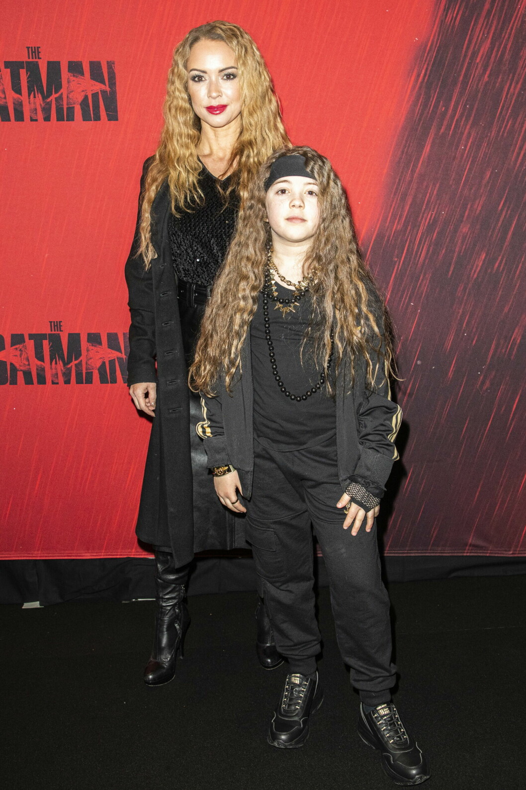 Anna Sahlene och sonen Orlando Wahlsteen tillsammans på röda mattan inför biopremiären av <span class=" italic" data-lab-italic_desktop="italic">The Batman</span>. Anna Sahlene och sonen Orlando Wahlsteen tillsammans på röda mattan inför biopremiären av The Batman.
