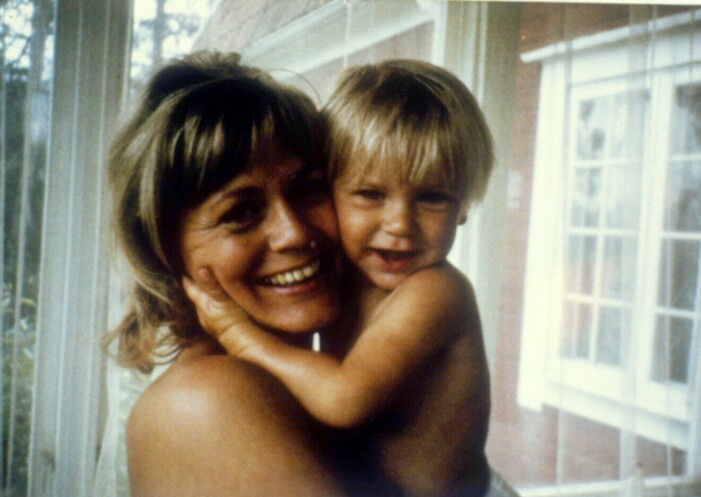 Pernilla Wahlgren som barn med mamma Christina Schollin.