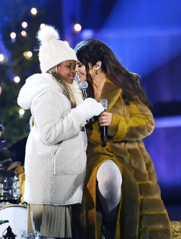 Carola Häggkvist och Zoe Häggkvist bjöd på julkonsert i programmet <em>Jul hemma med Carola,</em> 2020.