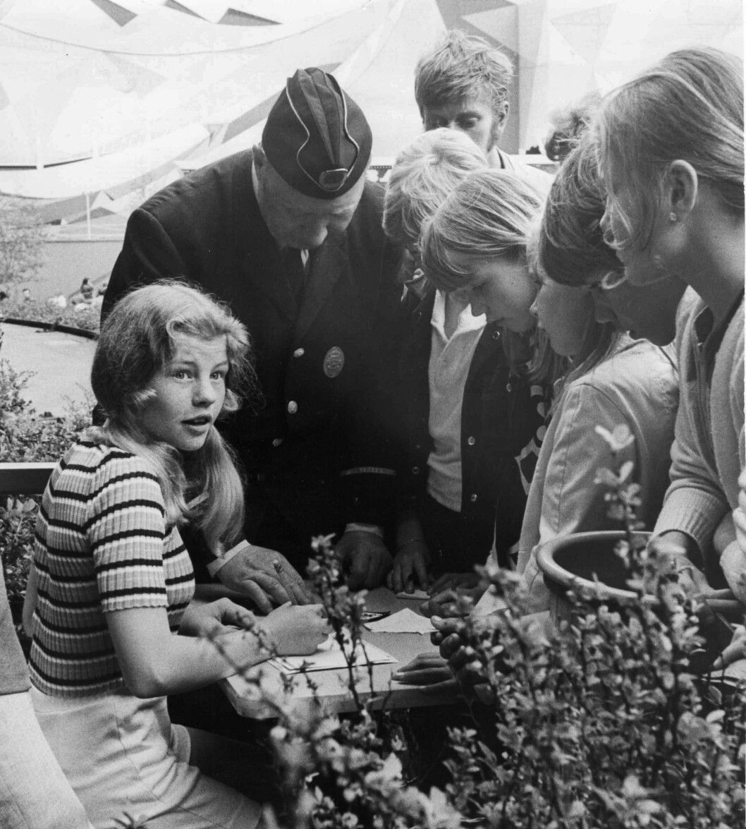 Inger Nilsson som tonåring, skriver autografer