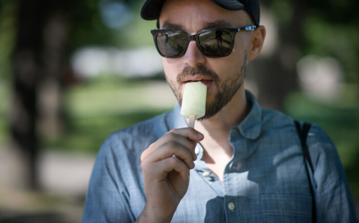 Foto: Stina Stjernkvist/TT Man som äter glass i solen.