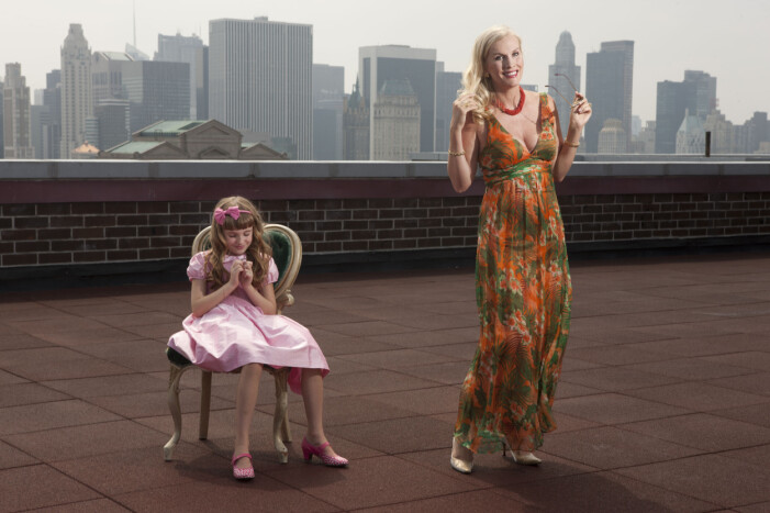 Gunilla och dottern Erika Persson under en pressfotografering för <em>Svenska Hollywoodfruar </em>2010. Gunilla och dottern Erika Persson under en pressfotografering för Svenska Hollywoodfruar 2010.