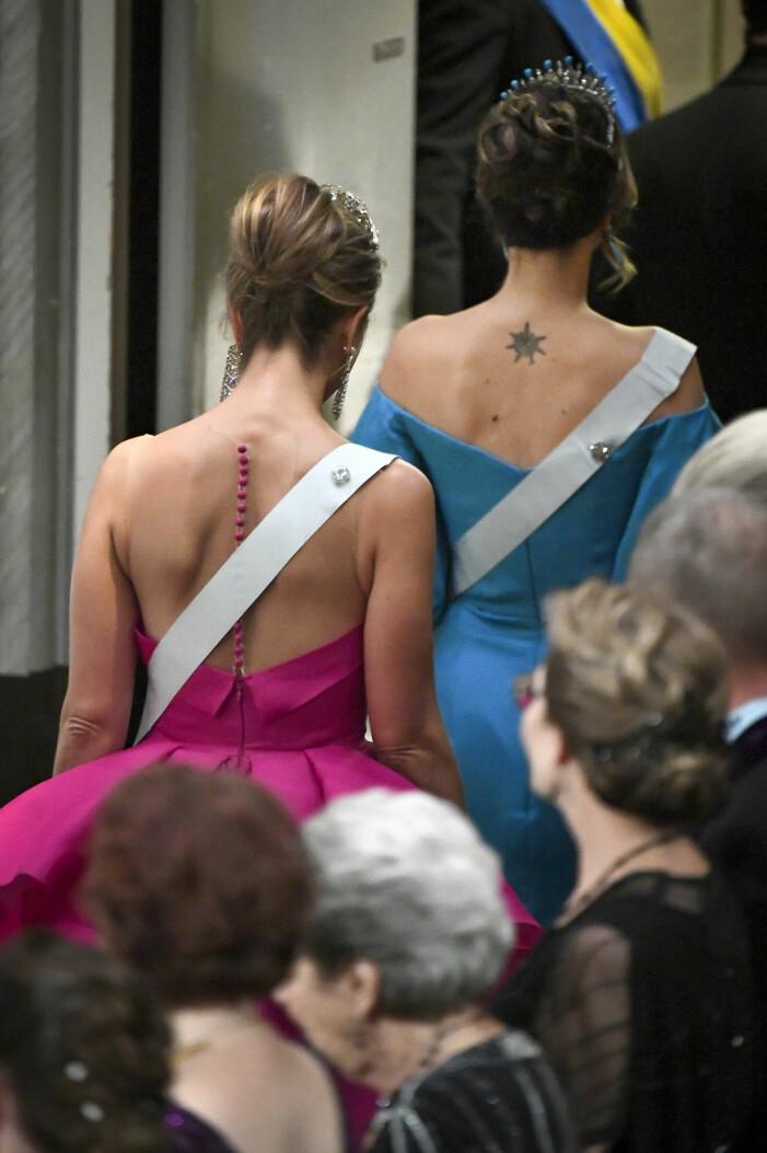 Här ser vi solen! <br>Prinsessan Madeleine och prinsessan Sofia lämnar Nobelprisutdelningen i Konserthuset i Stockholm 2019. prinsessorna madelene och sofias bara ryggar