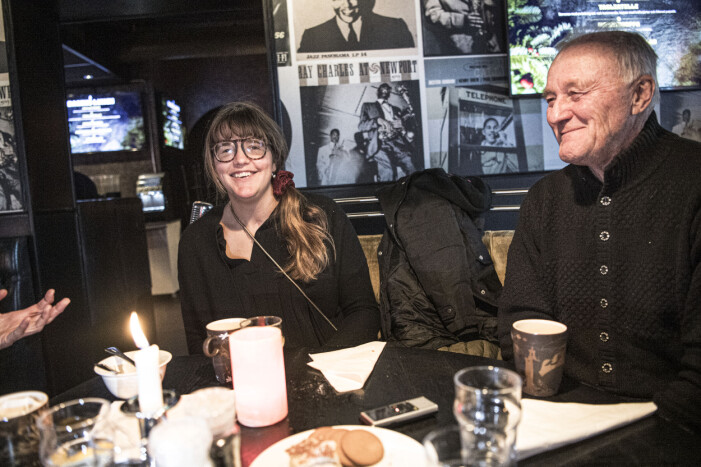 Här ser vi Anna och pappa Lars på lite fika i december förra året. anna holmlund vill ha barn