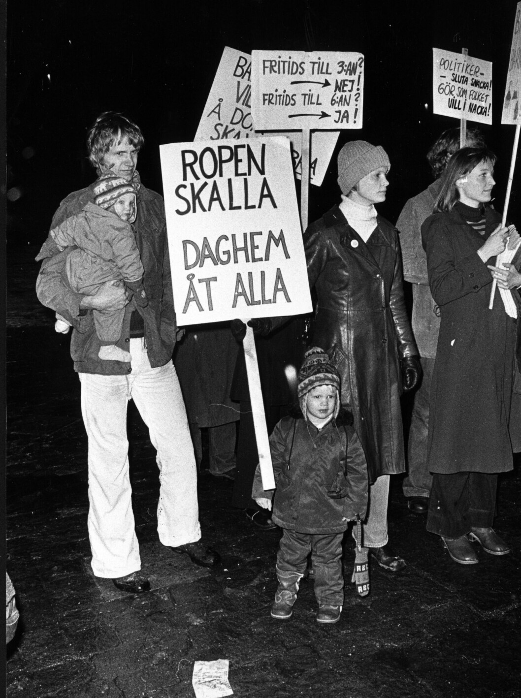 En förskola vi demomstrerat för på 1970-talet ska vi nu hämta tidigt på. Oftast ska mammor försöka nå upp till just det som är svårt, förklarar Nina Åkestam Wikner. demonstrationer för att få daghem