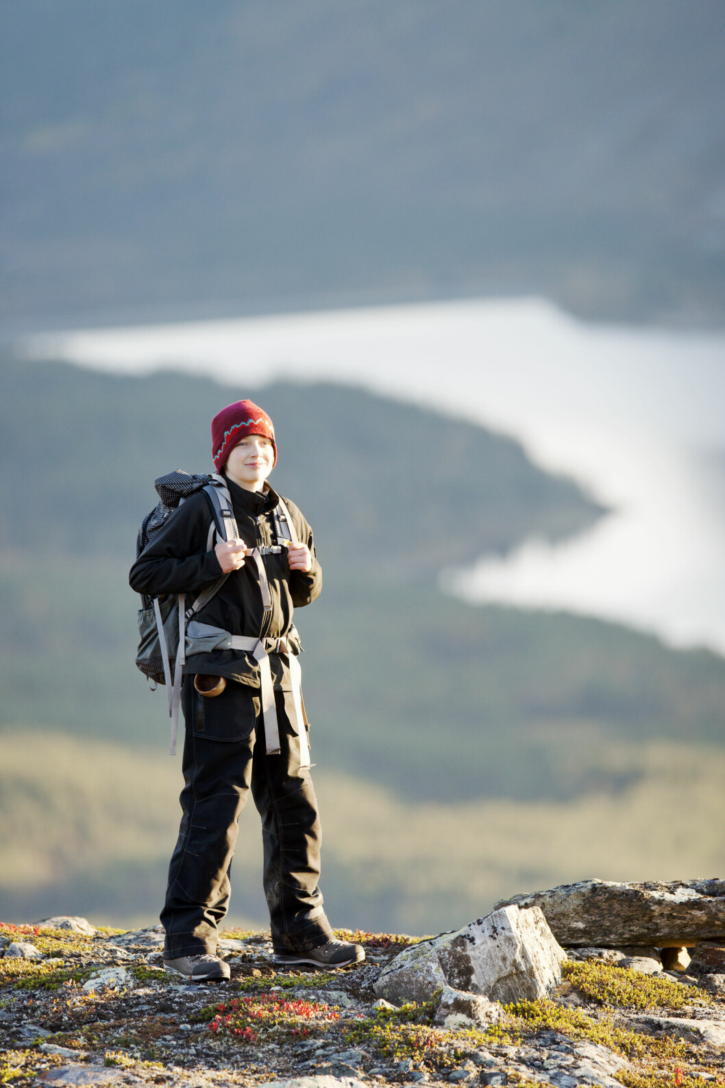 Ta mycket tid till att hinna utforska naturen. barn vandring i fjällen