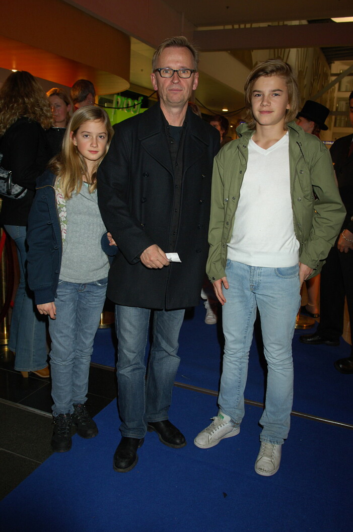 Johan Ulveson tillsammans med sina barn på filmpremiär 2005.