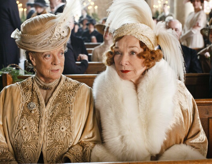 Änkegrevinnan här tillsammans med Coras mor, Martha Levinson. Maggie Smith spelar Violet Crawley