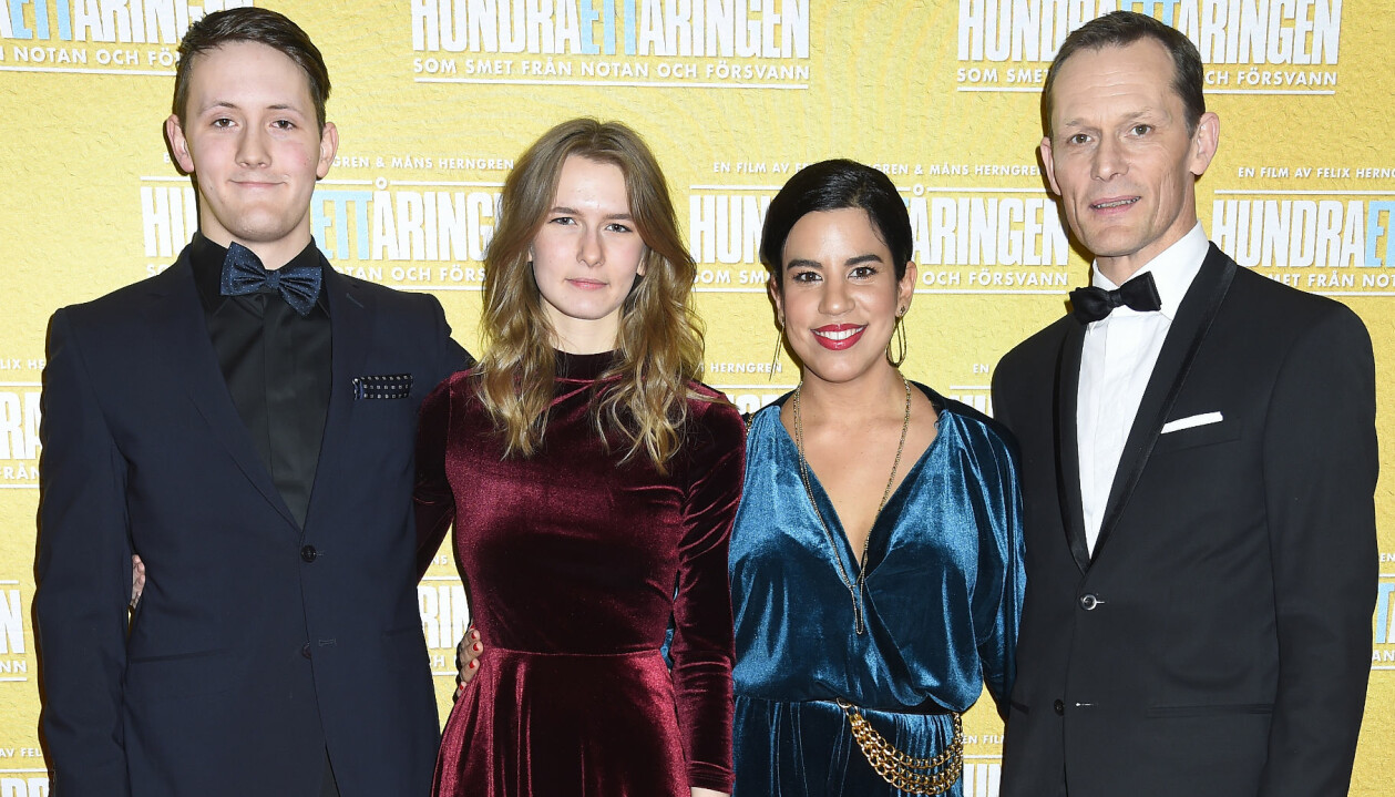 Noa Månfare Herngren och Saga Herngren tillsammans med pappa Måns Herngren och hans fru Katalin Herngren Bachry på filmpremiär 2016. Noa Månfare Herngren och Saga Herngren tillsammans med pappa Måns Herngren och hans fru Katalin Herngren Bachry.