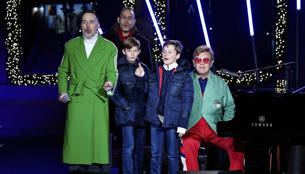 David Furnish och Elton John tillsammans med sönerna Zachary och Elijah.