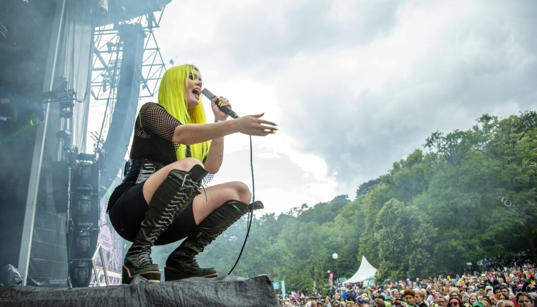 Jinder uppträder inför fullsmockad publik – 2018, som man längtar! Jinder sjunger på scenen i Göteborg inför tusentals fans på Way Out West för tre år sedan.