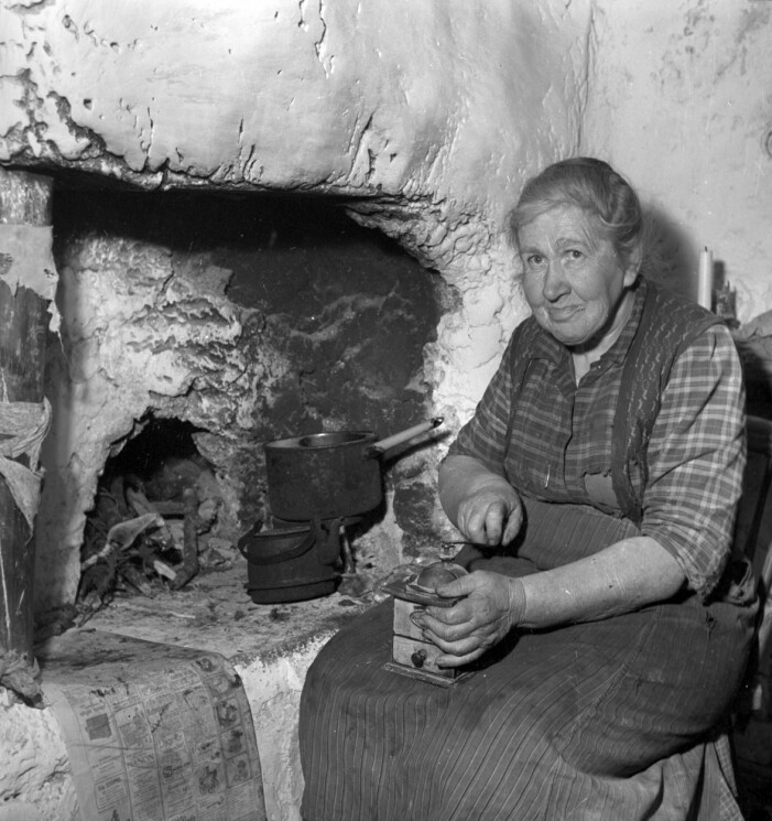 Foto: Kamerareportage/TT Dalsland år 1954, Tekla Larsson maler sitt kaffe.