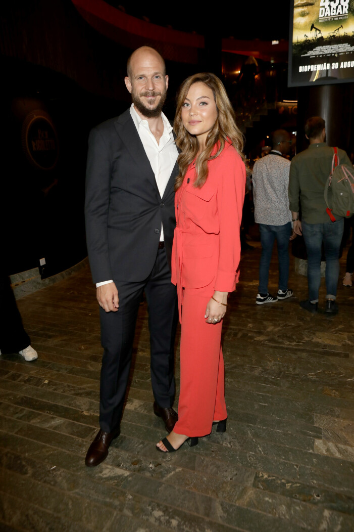 Gustaf Skarsgård med Caroline på vimmel under biopremiären av <em>438 dagar </em>på Rigoletto i Stockholm, 2019. gustaf skarsgård och flickvännen sambon Caroline Sjöström