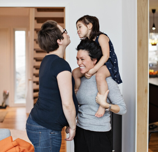 Ett gott morgonhumör underlättar definitivt livet som småbarnsmorsa. mammor med dotter