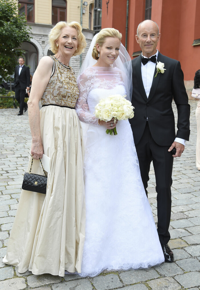Nathalie tillsammans med sin mamma och pappa, Ann Uvhagen och Ingemar Stenmark på bröllopsdagen.