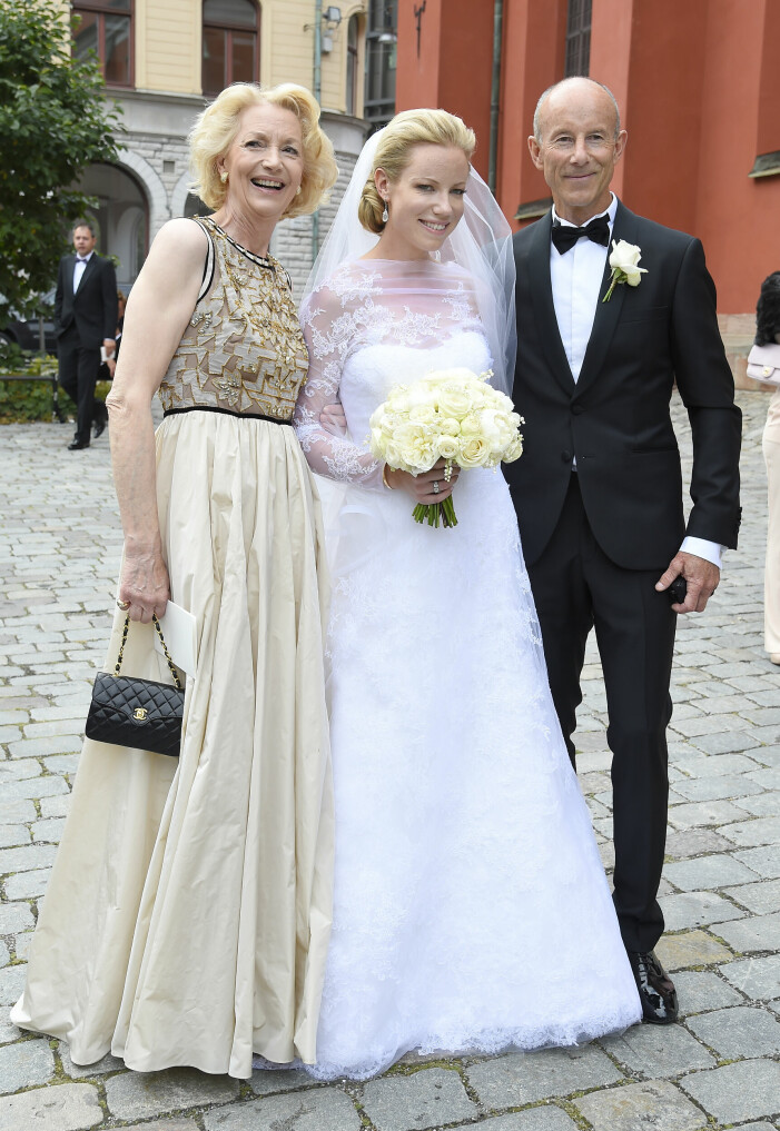 Nathalie tillsammans med sin mamma och pappa, Ann Uvhagen och Ingemar Stenmark på bröllopsdagen. Nathalie tillsammans med sin mamma och pappa, Ann Uvhagen och Ingemar Stenmark på bröllopsdagen.