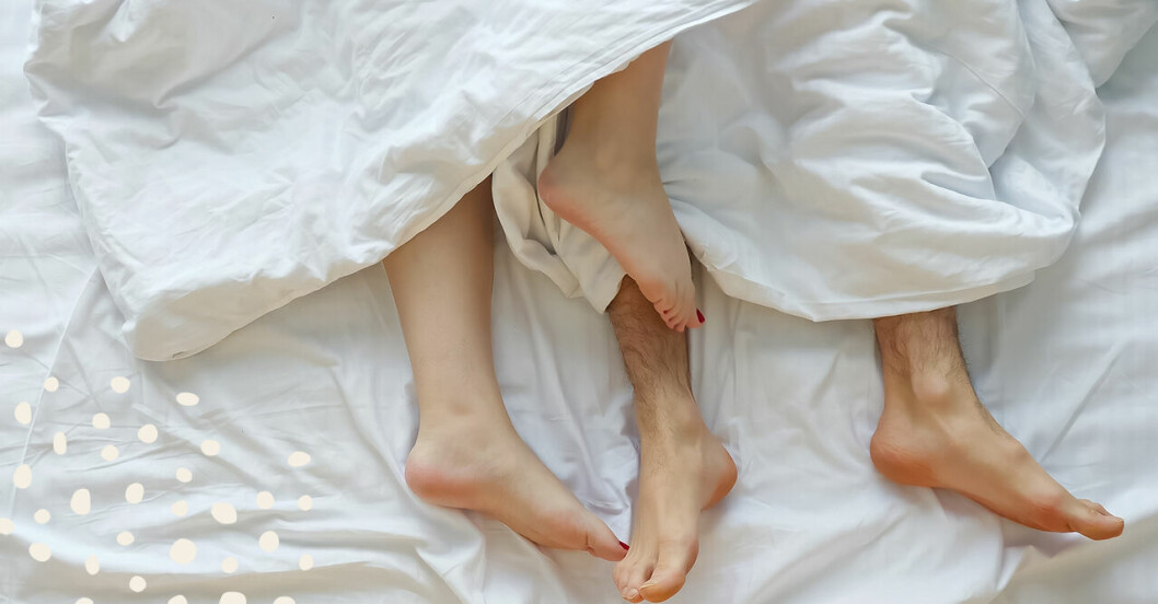 Fötter som ligger i en säng