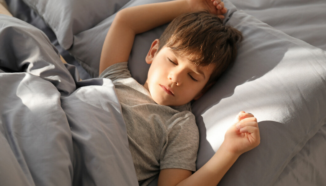 Lindra symptomen genom att inte vädra sovrummet mitt på dagen, och duscha innan läggdags. pojke som sover