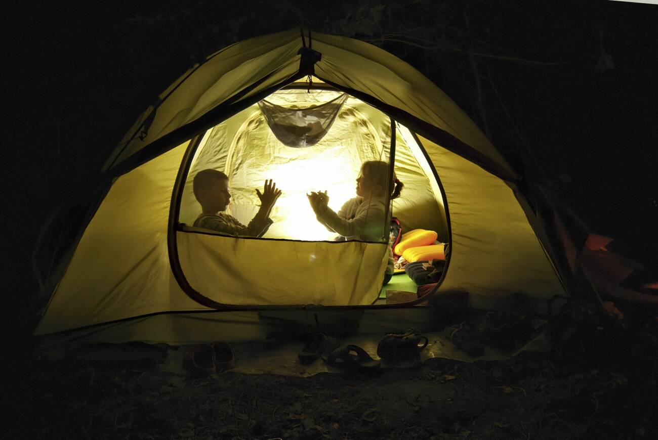 Två barn i ett tält