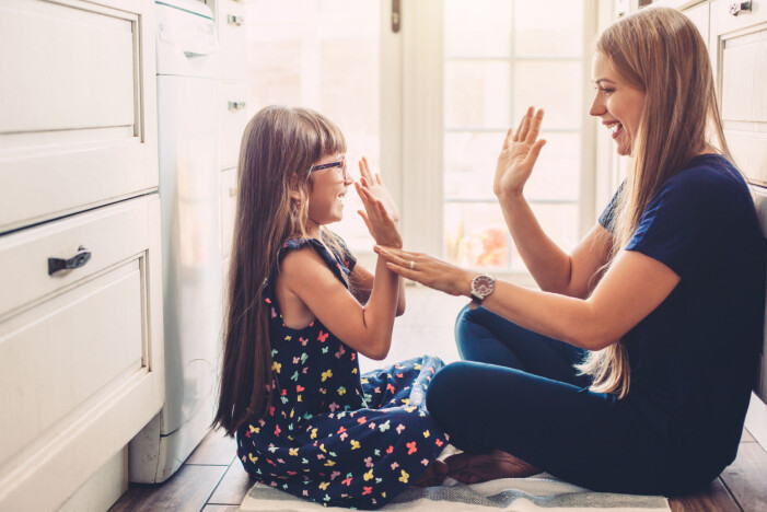mamma och dotter som klappar och leker