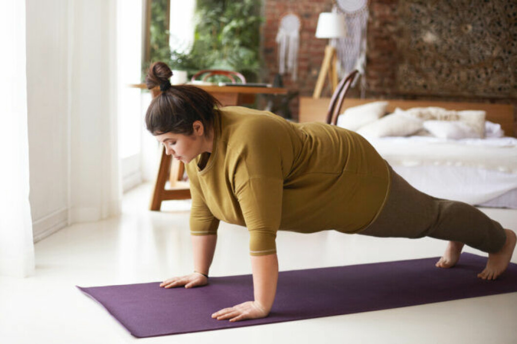 kvinna som gör yoga
