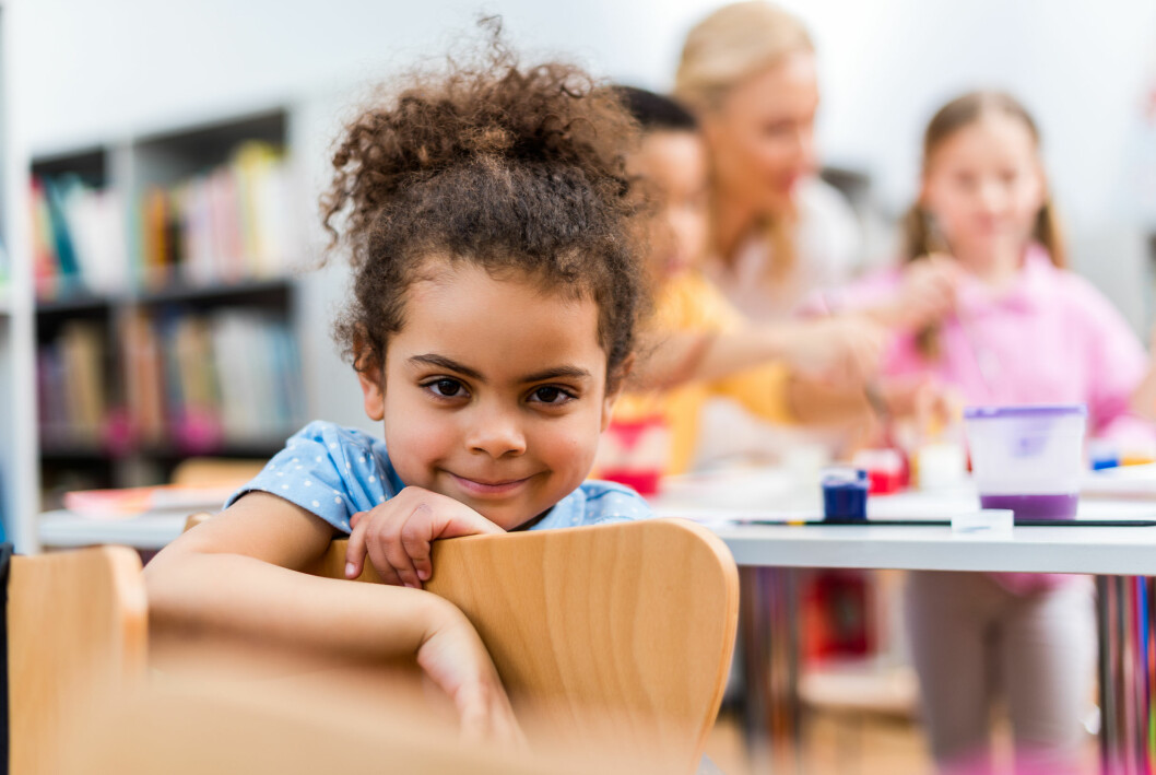 Större grupper och att sitta still längre tid kan vara två saker som är nya för ditt barn när hen börjar skolan. barn i skolan