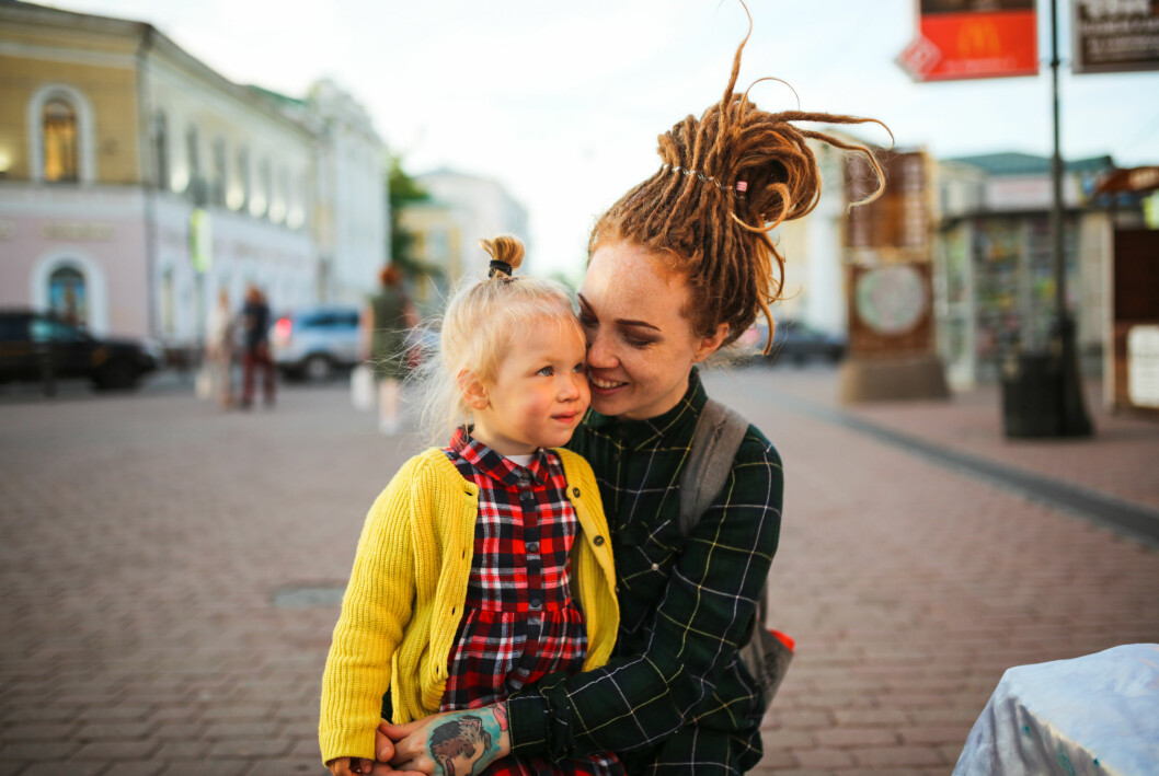 Ofta handlar lugnande fraser om att få vårt barn att förstå: Dina känslor är okej, hur kan jag hjälpa? mamma som tröstar barn