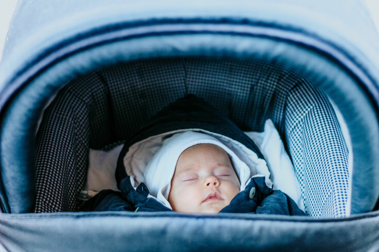 Bebis sover i barnvagn