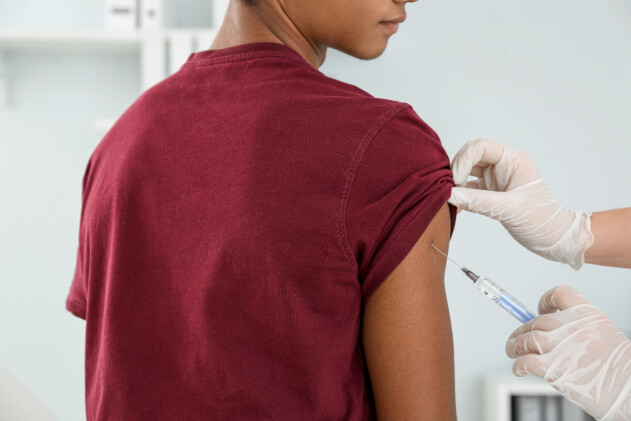 tonåring som vaccineras