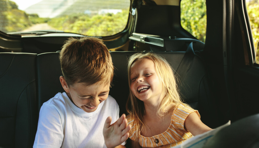 För att variera leken, dela upp er i lag, exempelvis kidsen mot föräldrarna. Blir garanterat en succé. Två barn skrattar i bilen