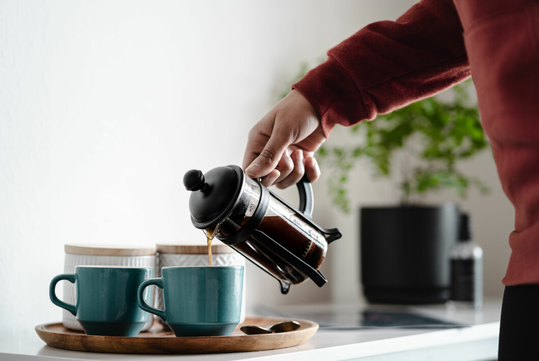 person som häller upp kaffe