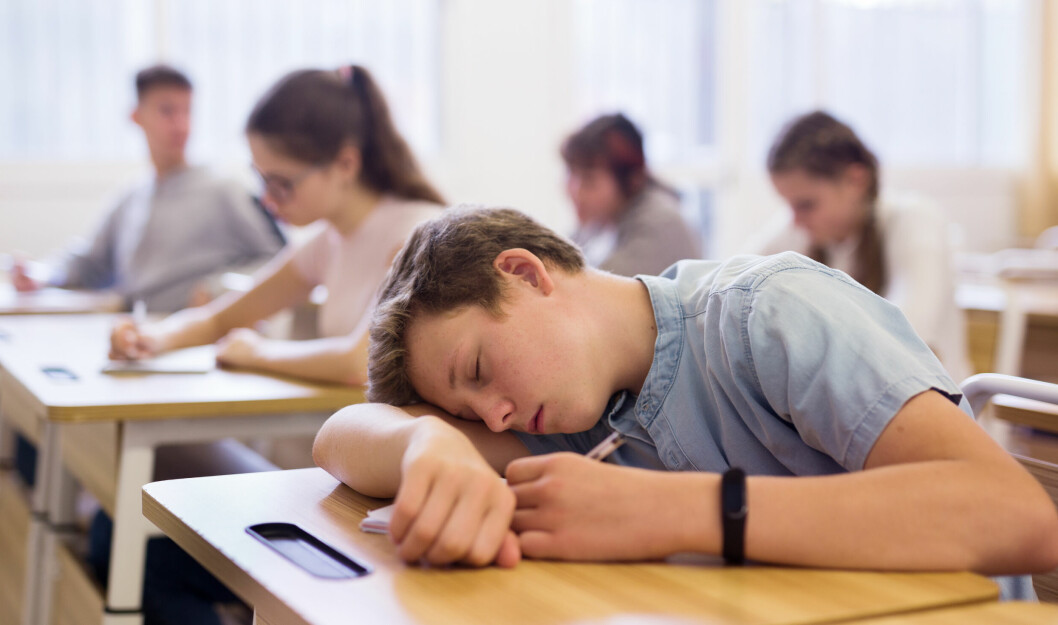 Tonåringar behöver 8-10 timmars sömn, och gärna bra sömnrutiner för att få sin vila. pojke som somnat i skolan