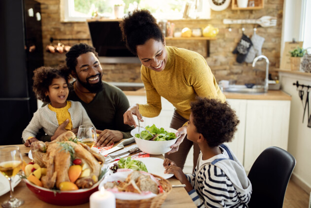 Nationaldagen brukar komma välkommet med lite extra ledigt och umgänge. familj som äter middag