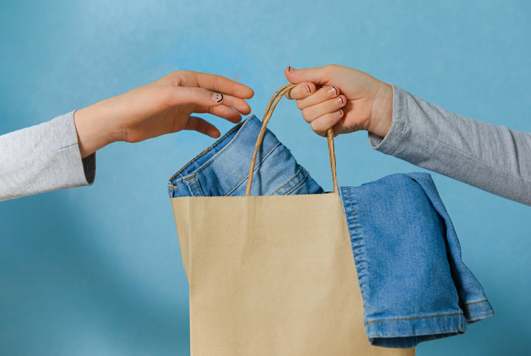 Ett tips är att byta utrustning och kläder med andra familjer. Kanske har någon det ni behöver liggande i sin garderob? händer som byter en kasse
