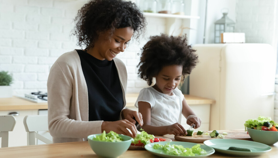 Att få hjälpa till och känna sig behövd boostar barnets självförtroende. mamma och dotter lagar sallad