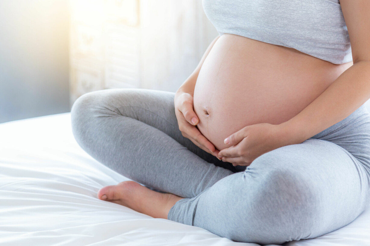gravid kvinna gör mindfetalness