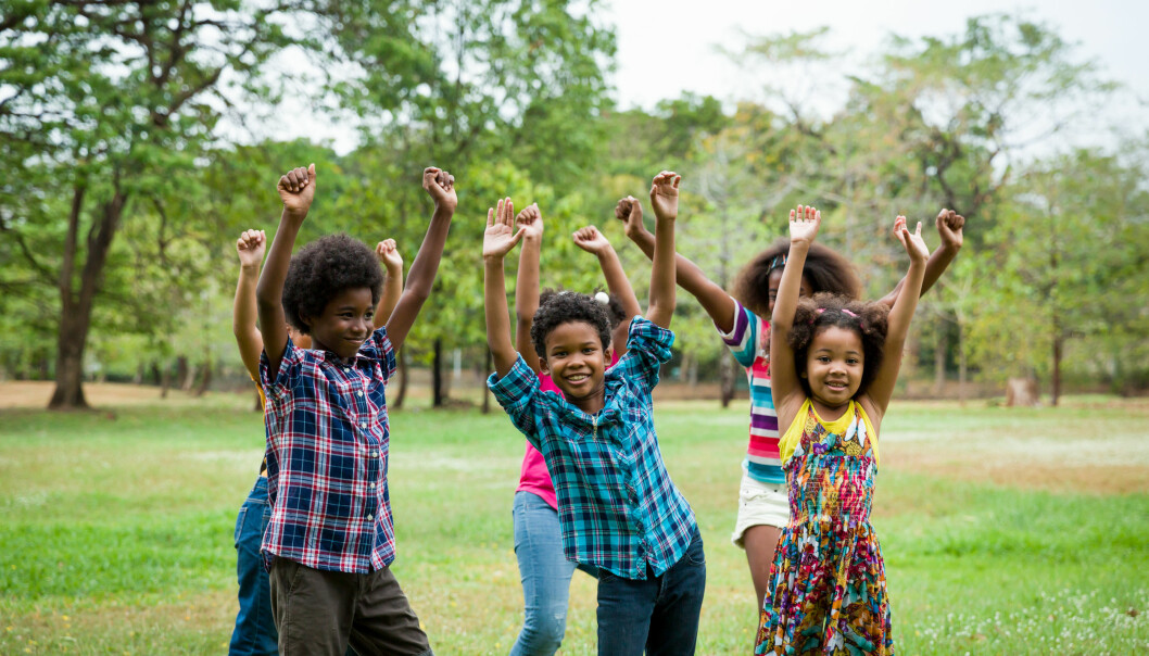 Tips! Välj musik som barnen känner till så blir det ännu roligare. barn dansar i park