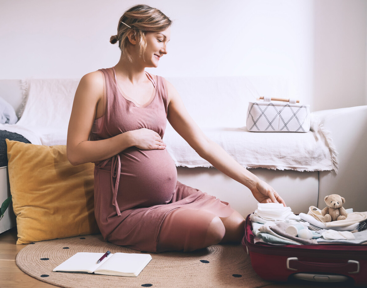 Omlottbodys och pyjamaser är det enda som behövs till bebisen i klädväg, enligt de tillfrågade mammorna. gravid kvinna packar BB väska