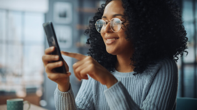 Scrolla på mobilen, läsa eller träna. Oavsett vad du tycker om att göra behöver det också få prioriteras i ert familjepussel. kvinna som tittar på mobilen