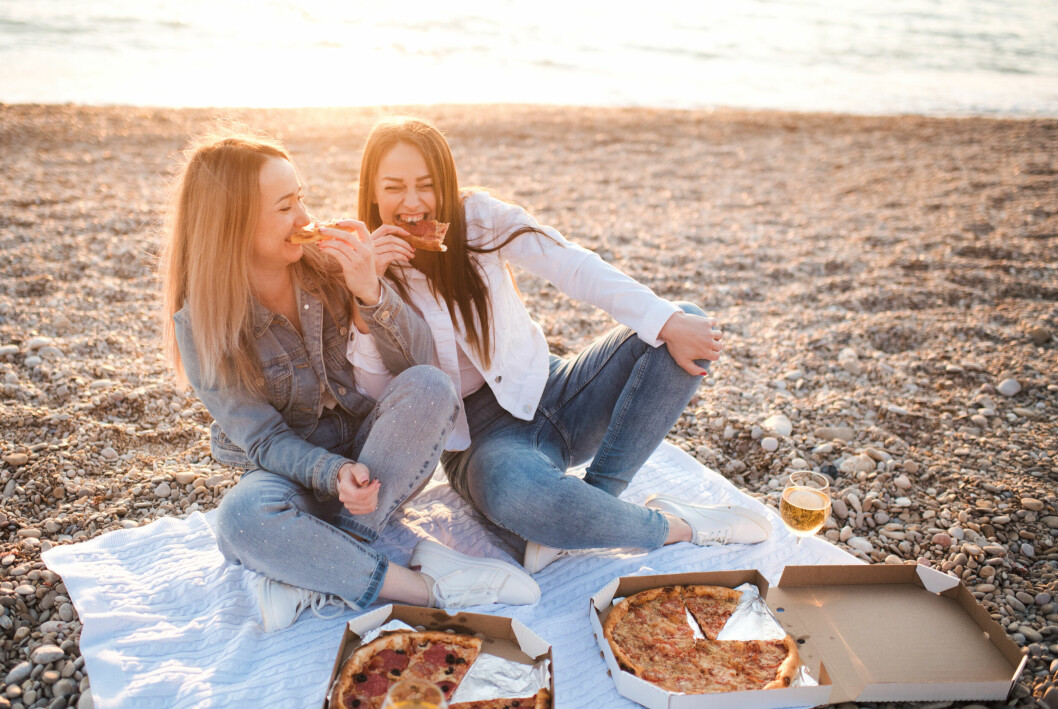 Om du kan prioritera din egen energi när du behöver kommer det också smitta av sig på dina barn, förklarar Paulina Gunnardo. kvinnor som umgås och äter pizza