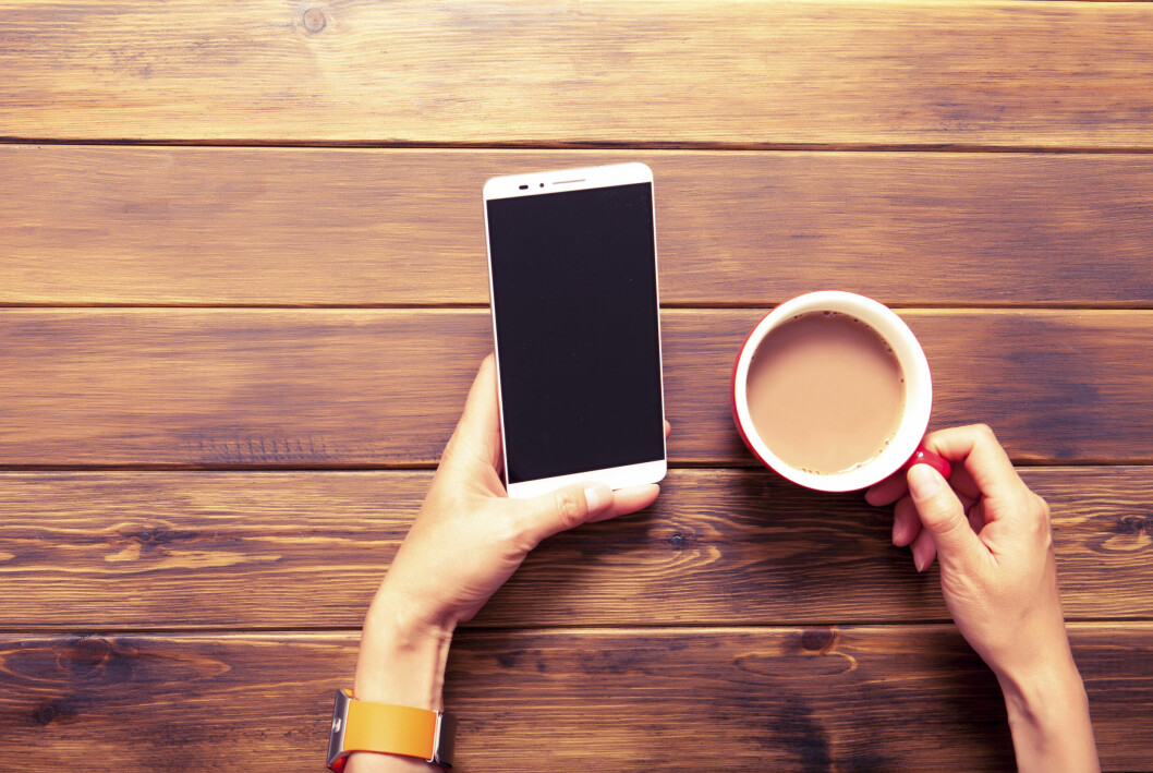Blir det en halvtimme i januari till att avfölja energikrävande konton? kvinna med mobiltelefon