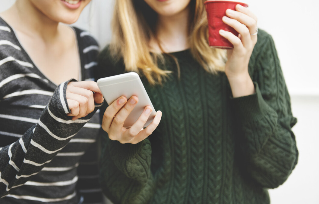 I dag interagerar våra barn med vänner både via till exempel sociala medier, spel och i forum på nätet. ungdomar som håller i mobil