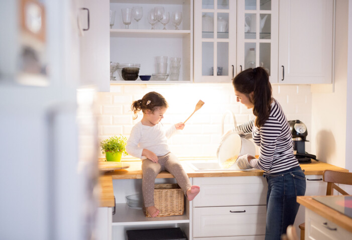 Varför-fasen är en naturlig del i barnet utveckling. Mamma och barn i köket