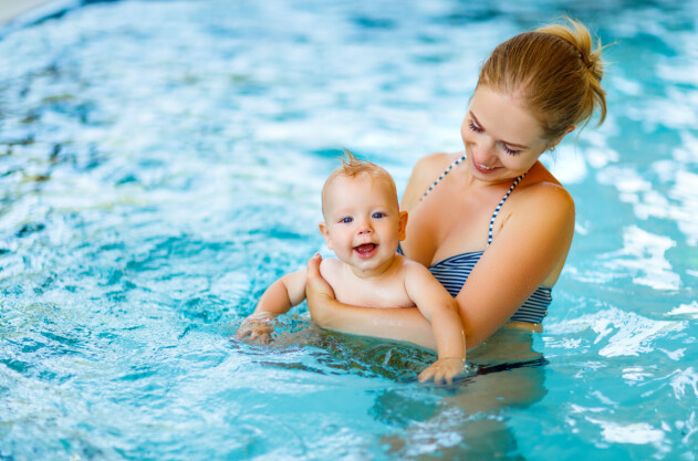 Var alltid närvarande när din bebis badar, även om det handlar om små mängder vatten i ett badkar eller en badbalja så kan olyckan vara framme. Bebis som badar med sin mamma