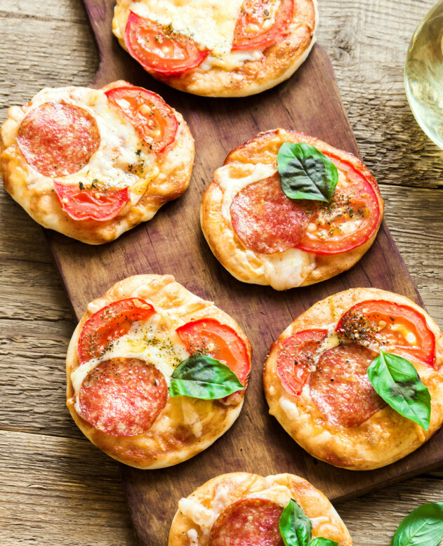 Minipizzor går hem hos de flesta, särskillt om man själv får välja pålägg. minipizzor