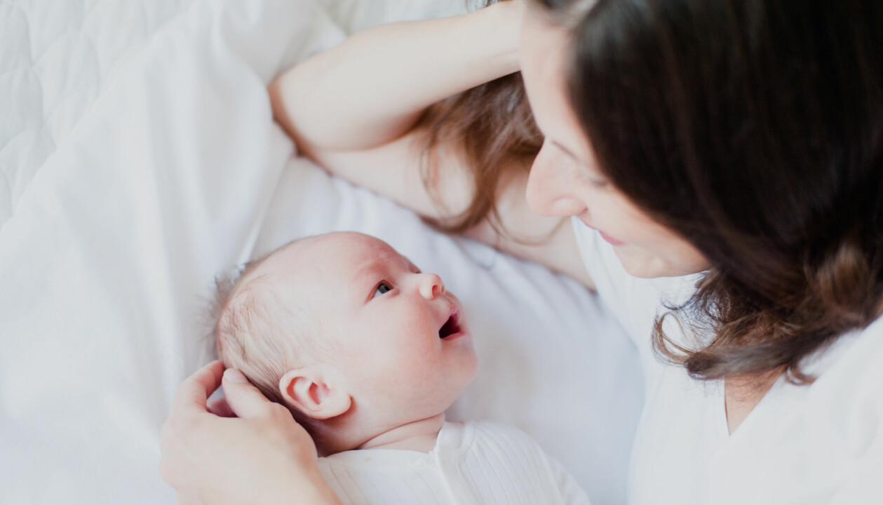 Den första tiden med bebis kan kännas allt annat än lätt. Det är mycket vi önskar att vi visste innan förlossningen. Mamma med sitt barn