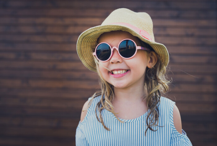 Både hatt och glasögon är bra att preppa med på vår och sommar. barn solglasögon uv-skydd