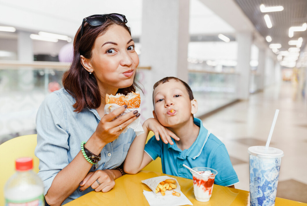 Lille Cheesburgares första dag i skolan? Kanske dags att fira men en hel meal! mamma och son äter hamburgare